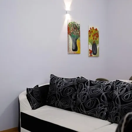 Spacious Modern Apartment With Stunning Town Views ジロカストラ