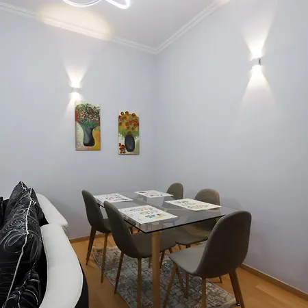 Spacious Modern Apartment With Stunning Town Views *