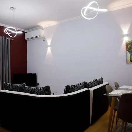 Spacious Modern Apartment With Stunning Town Views アパート ジロカストラ